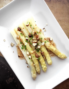 Asperges aux noisettes et vinaigrette au miel