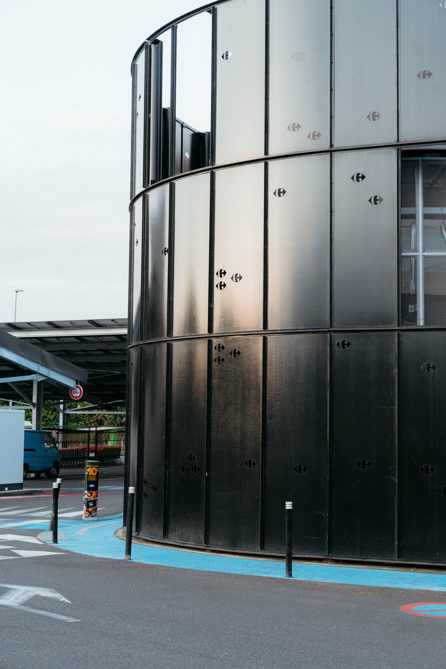 Photo de l'exterieur droit du Carrefour Caudéran Ferry