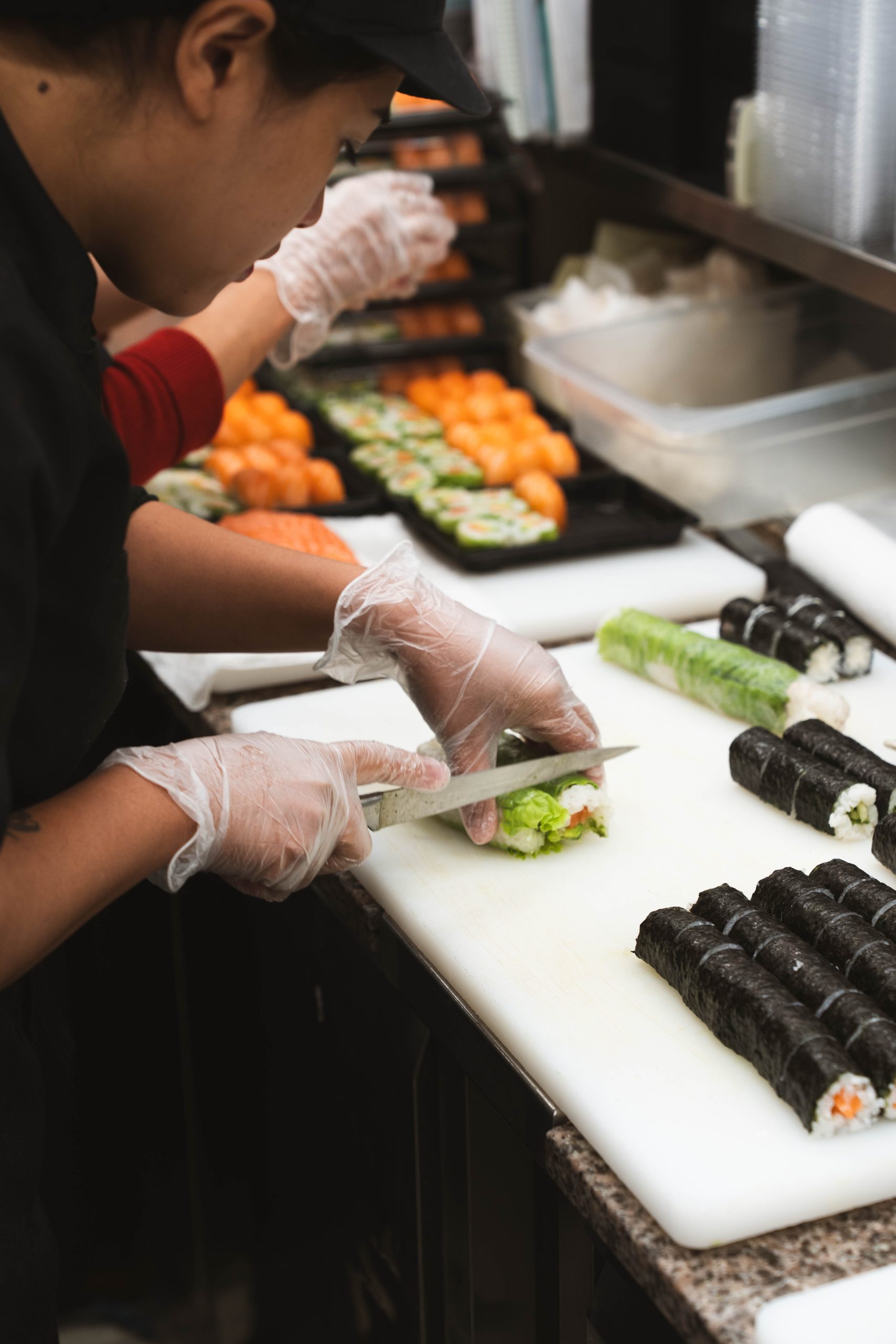 Personne entrain de découper des sushis maisons